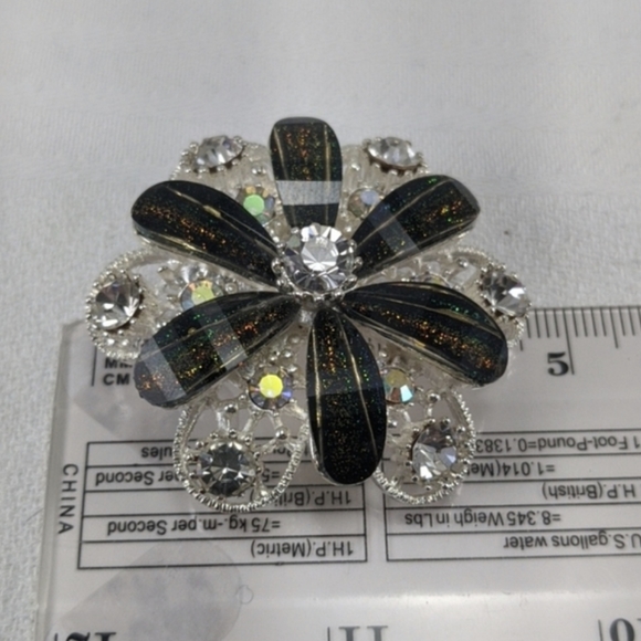 🇨🇦 Diamanté and Shimmering Glass Brooch - Picture 6 of 7